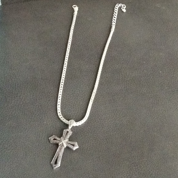 Stunning Silver Chain & Cross - Picture 3 of 4